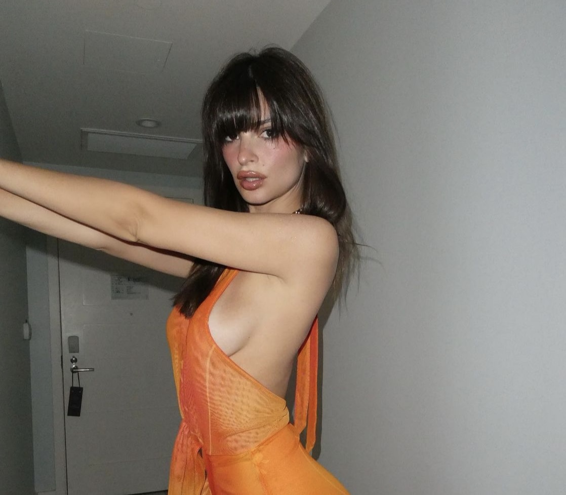 Emily Ratajkowski proves that the ’90s slip skirt is 100% on trend this season.  But like the designers of Gucci and Miu Miu