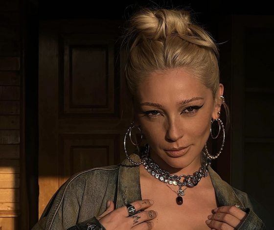 Настя Ивлеева доказывает, что чокер – однозначный мастхэв на это лето. Ну, и трендовый