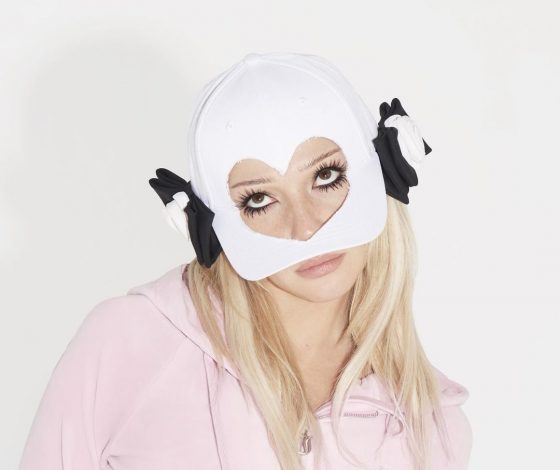 Настя Ивлеева примерила эффектный топ сразу с несколькими вырезами. И бонусом не опять, а снова поддержала стиль нулевых