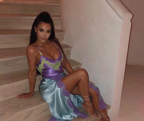 Ким Кардашьян вышла в облегающем розовом платье