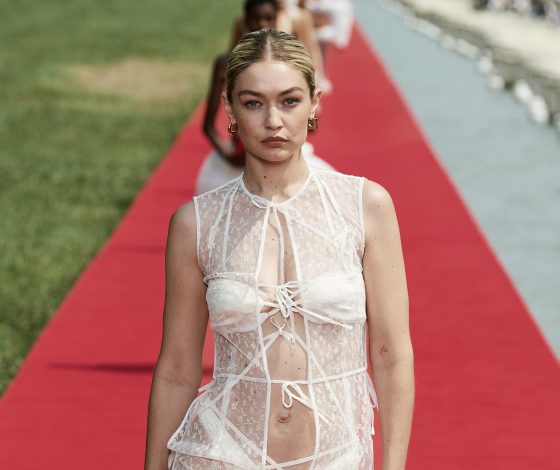 Джиджи Хадид носит босоножки в союзе с кружевными гольфами (и мы однозначно возьмем прием на заметку)