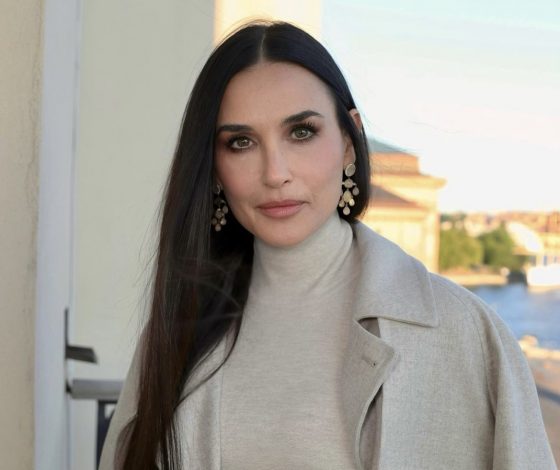 Давай начнем с вечности: Деми Мур появилась в платье, которое никогда не выйдет из моды