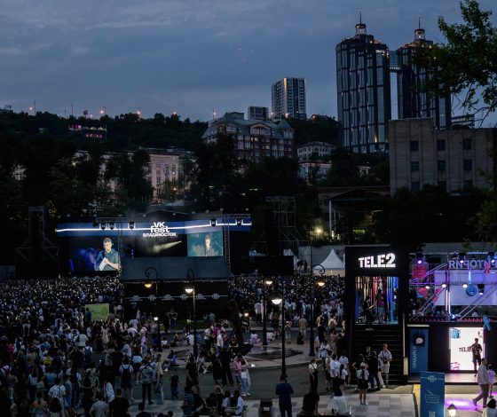 Время развлечений и сюрпризов: чем запомнился VK Fest во Владивостоке и Новосибирске