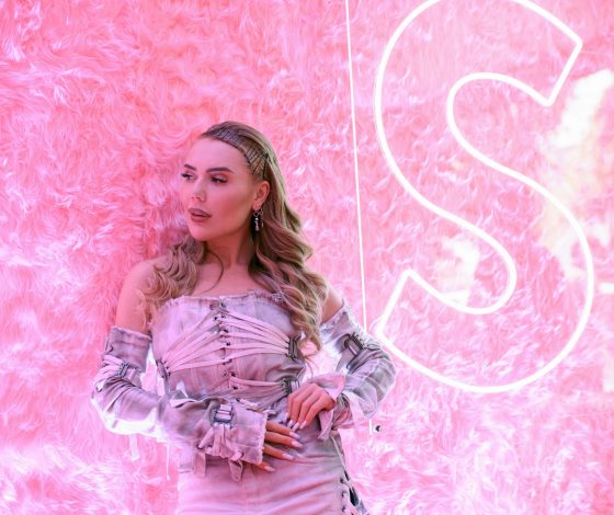 Карина Кросс продемонстрировала шикарную фигуру в купальнике: фото