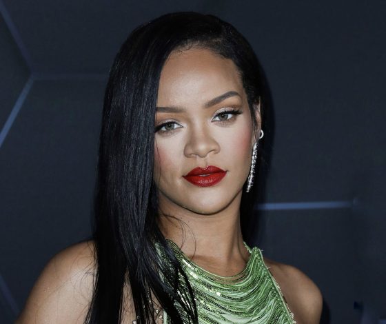 В красном и с множеством вырезов: Рианна показала, как круто носить пальто на голое тело