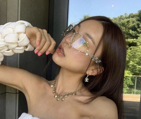 Минус дает плюс: как очки с прозрачными линзами стали самыми стильными аксессуарами сезона?