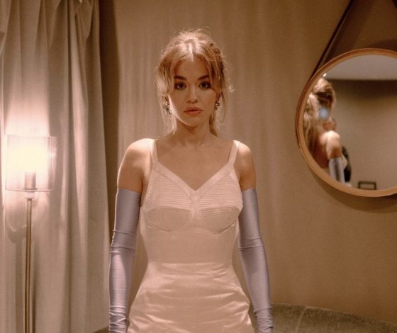 Рита Ора поддержала тренд на цветные колготки. И обеспечила яркой идеей для вечернего образа