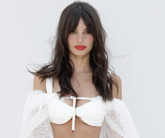 Главный цвет сезона: Эмили Ратаковски в алом платье с опасным вырезом