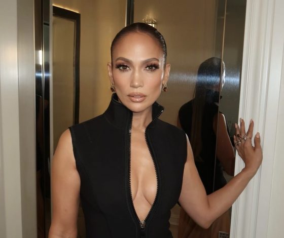 Для самых смелых: Дженнифер Лопес подтверждает, что красный – главный цвет сезона