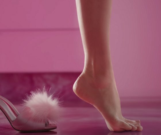Новый тренд на «Ноги Барби» вызвал возмущение ортопедов. ТикТокерши встают на носочки, копируя Марго Робби