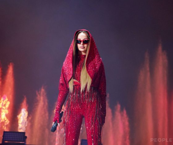 Конфликт Иды Галич и Люси Чеботиной, Настя Ивлеева в роли ведущей и хейт Инстасамки: как прошел первый день VK Fest в Москве