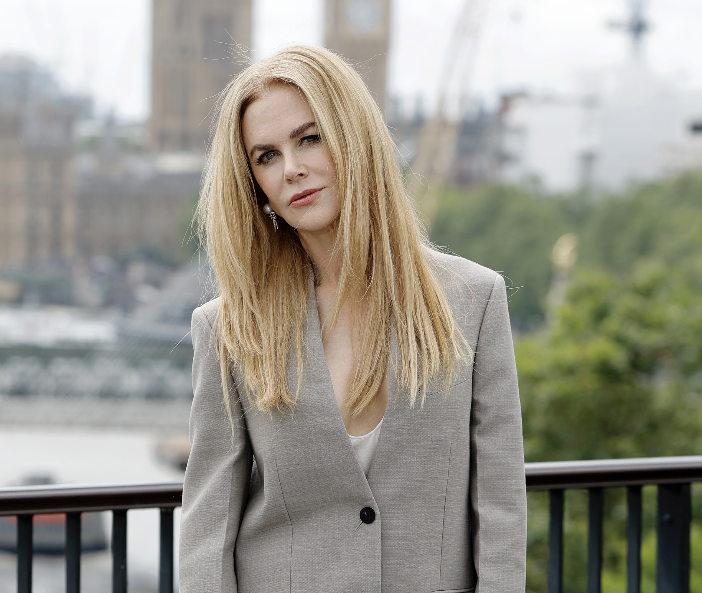 What happened to Nicole Kidman’s face?  Plastic surgeon answers