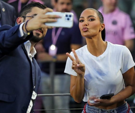 Ким Кардашьян примерила черный кожаный костюм. Получилось жарко (во всех смыслах этого слова)