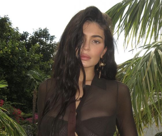 Кайли Дженнер поделилась фото в купальнике для идеального загара. Главное – не забыть о страховке