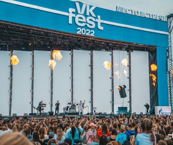 Jony, Тимати, Настя Ивлеева и другие: кого ждать на синей дорожке VK Fest