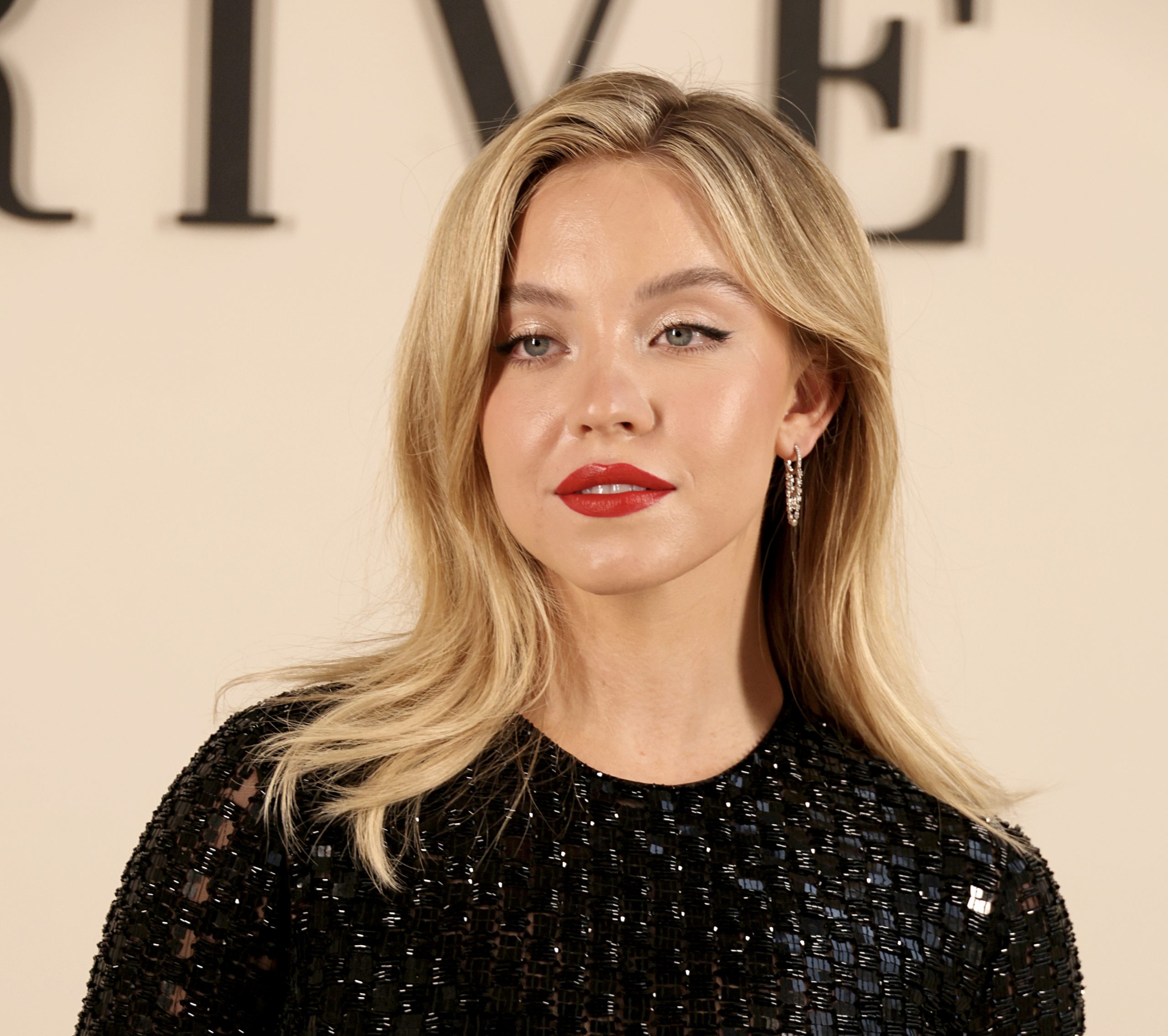 Euphoria star Sydney Sweeney arrived in a perfect black dress. And she ...