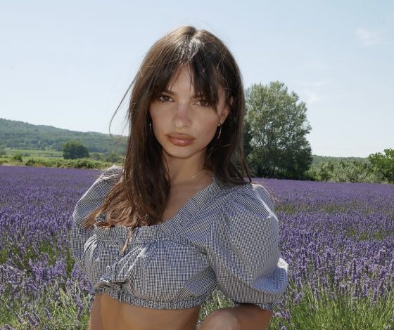 Эмили Ратаковски примерила «голое» платье. И доказала, что тренд вышел за границы разумного