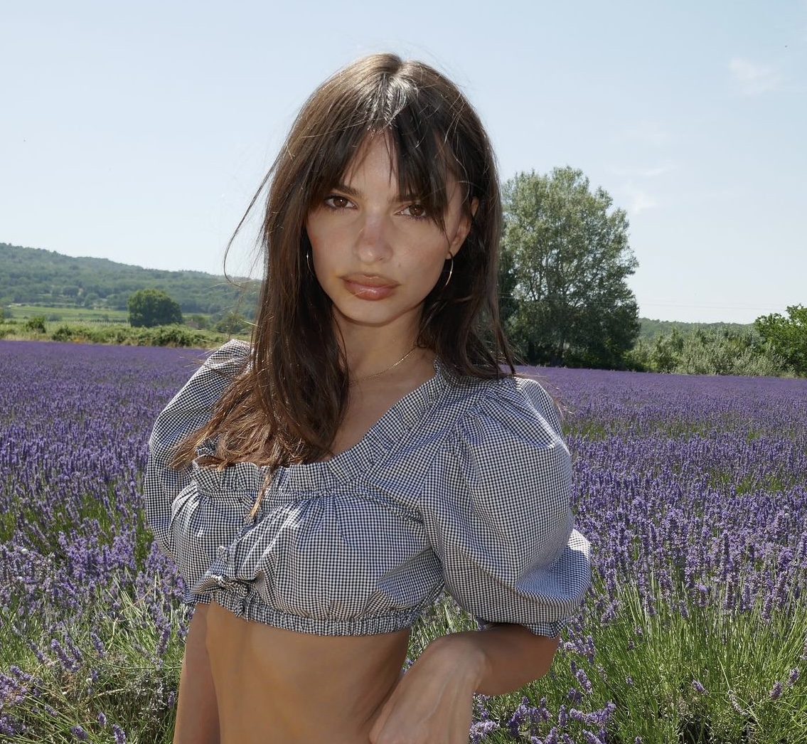 She can do it all: Emily Ratajkowski emerges with a look that breaks the main fashion rule