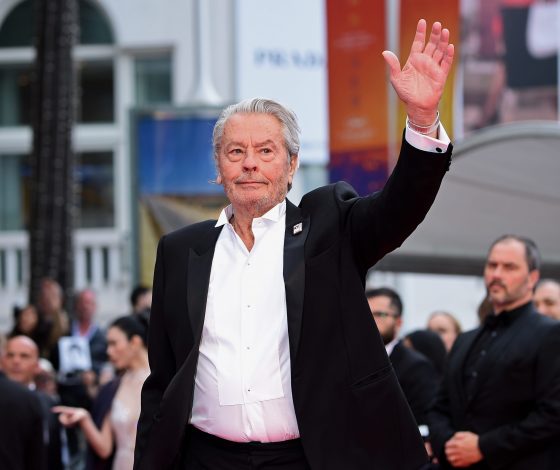 Сиделка Алена Делона обвинила детей актера в насилии