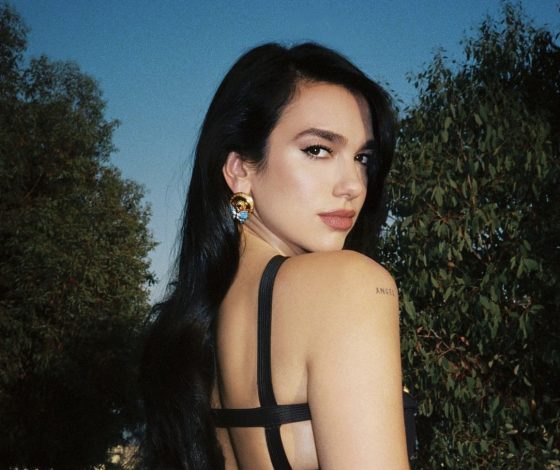 Без изъянов: Дуа Липа в прозрачном платье и бикини в технике кроше