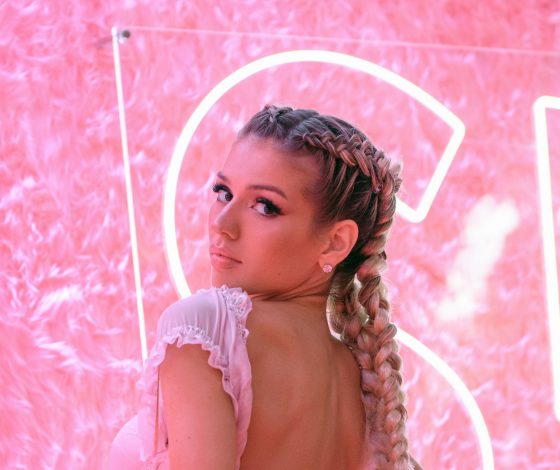 Путешествие по гардеробам звезд: Люся Чеботина, Севиль, Камила Валиева и другие в розовом корнере Super на VK Fest