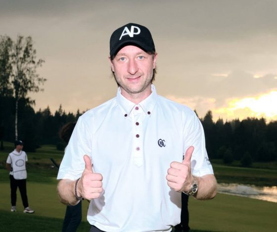 Евгений Плющенко впервые появился на публике спустя месяц после пластической операции