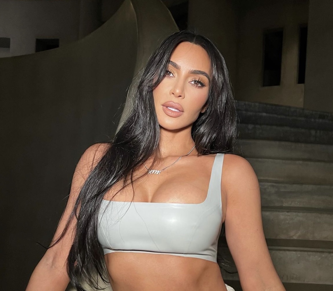 Kim Kardashian, unrecognized in revealing dress in American Horror Story