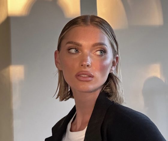 Новый пошел: супермодель Эльза Хоск доказывает, что сандалии с носками – стопроцентный тренд этого лета