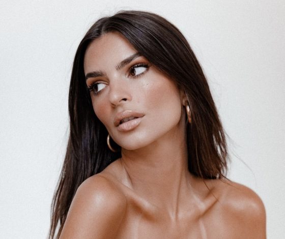 Эмили Ратаковски кардинально сменила имидж. И включила цвет