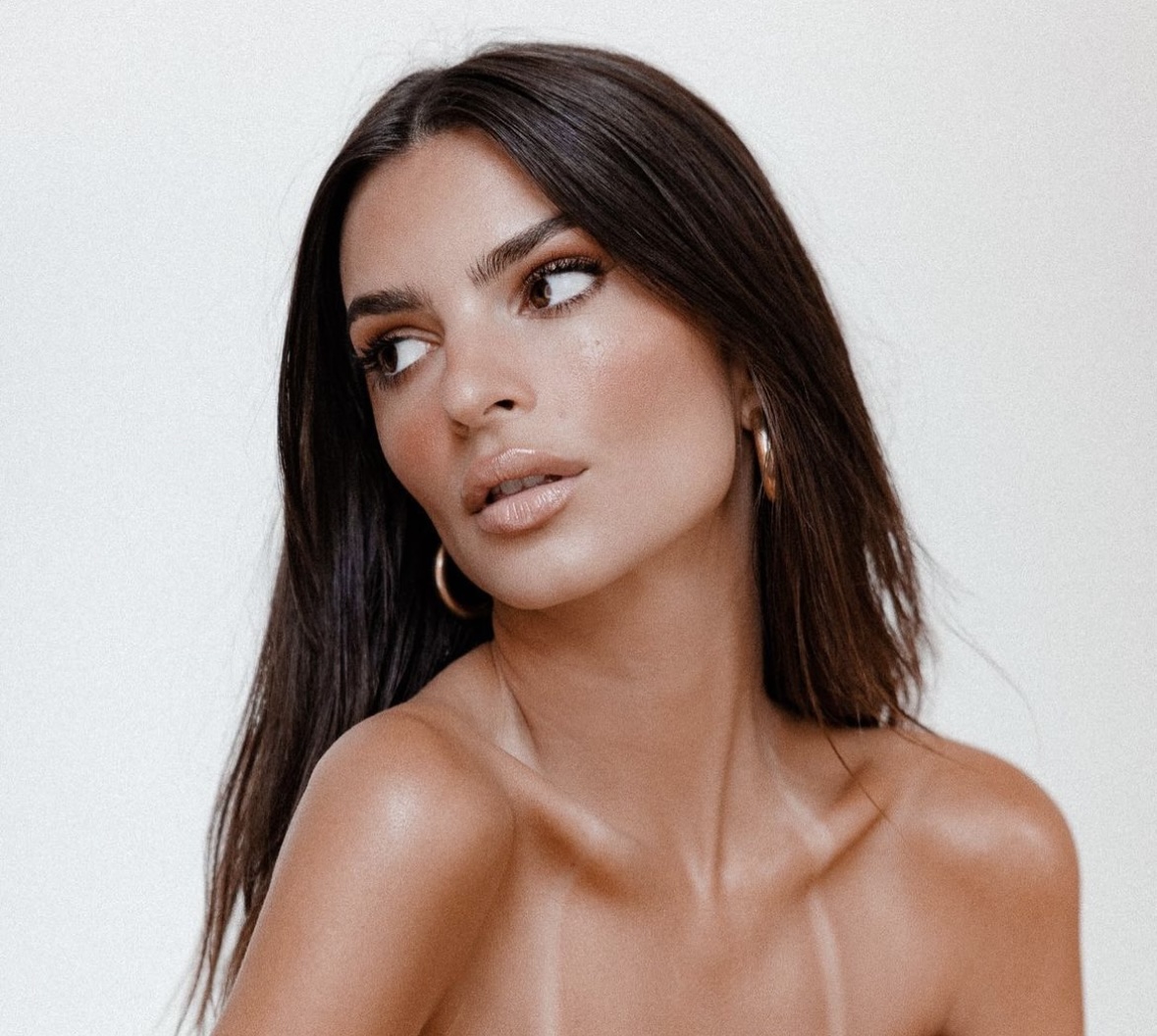 What’s in style: Emily Ratajkowski shows off her perfect sports look for summer