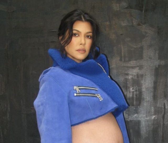 Беременная Кортни Кардашьян показала себя в сексуальном образе