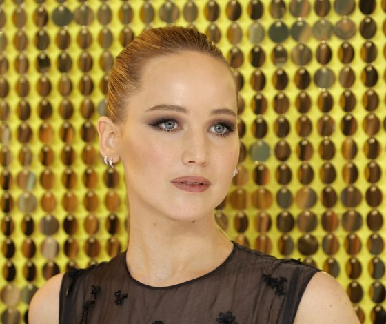 Дженнифер Лоуренс вышла в свет без макияжа