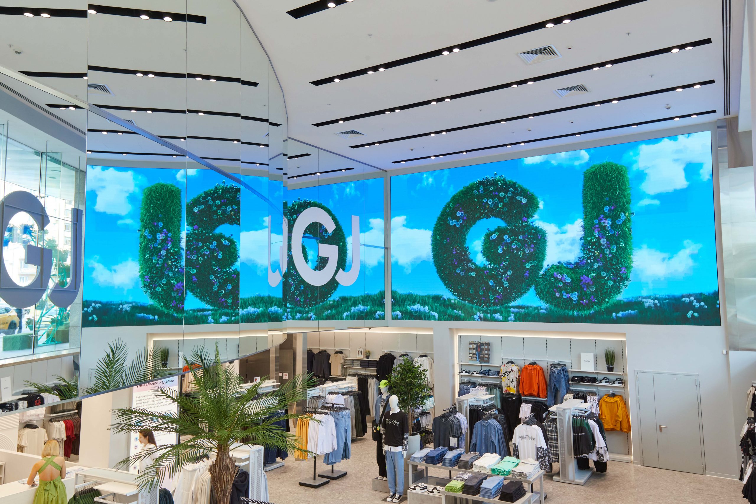 Digital installations and clothing customization: Gloria Jeans opens the largest high-tech store in Russia