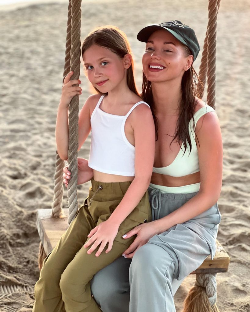 Кристина Асмус с дочерью. Фото: социальные сети