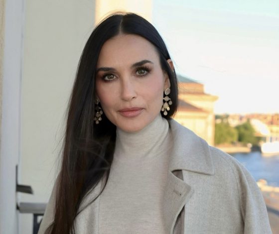 Деми Мур поддержала тренд на прозрачную одежду