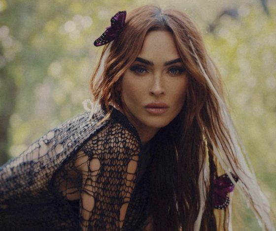 Меган Фокс поддерживает Machine Gun Kelly на выступлении лишь в одном блейзере