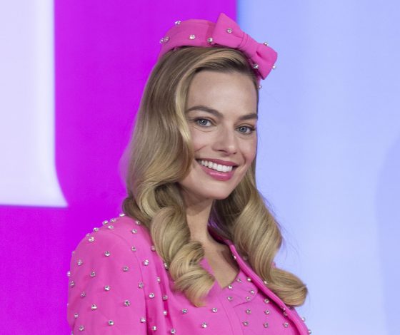 Марго Робби в купальнике на фото папарацци