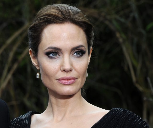 Анджелину Джоли сняли на прогулке с 15-летней дочерью Вивьен