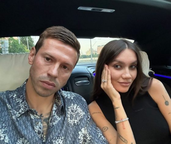 «Теперь нас трое»: Карина Истомина впервые вышла на связь после родов