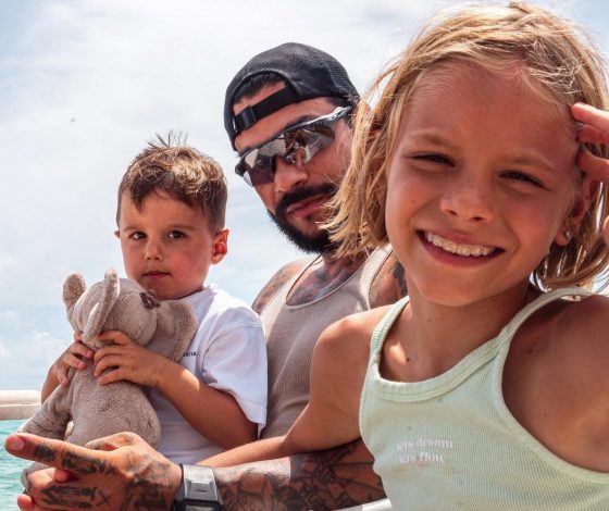 Тимати выложил фото с дочерью и сыном