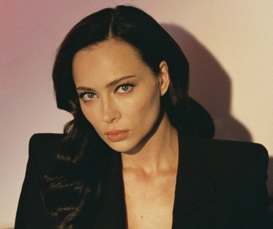 Настасья Самбурская позирует в бикини главного цвета сезона