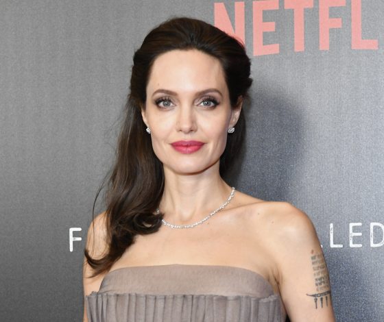 Как носить черное пальто грядущей осенью? Анджелина Джоли раскроет секрет