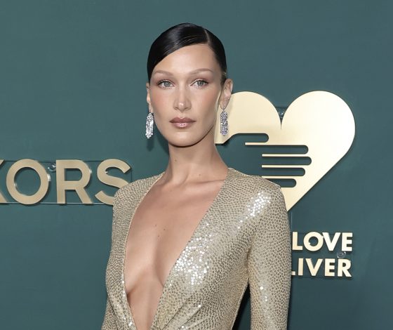 Перестала скрываться: Белла Хадид вновь вышла в свет после тяжелой болезни