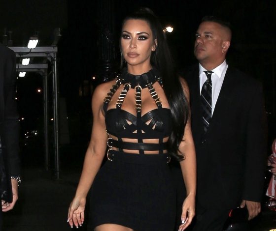 Ким Кардашьян примерила кожаную байкерскую куртку