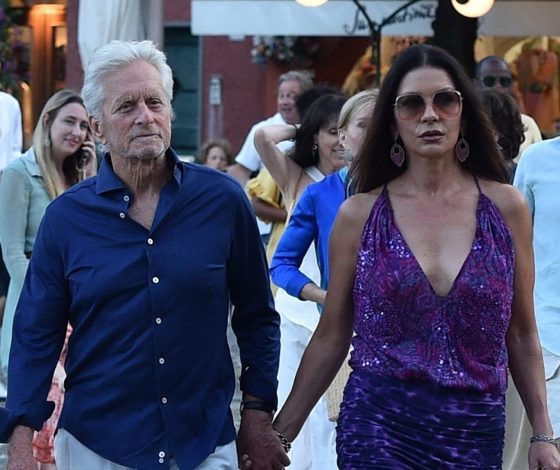 Кэтрин Зета-Джонс и Джессика Симпсон появились в одинаковых платьях. Кому идет больше?