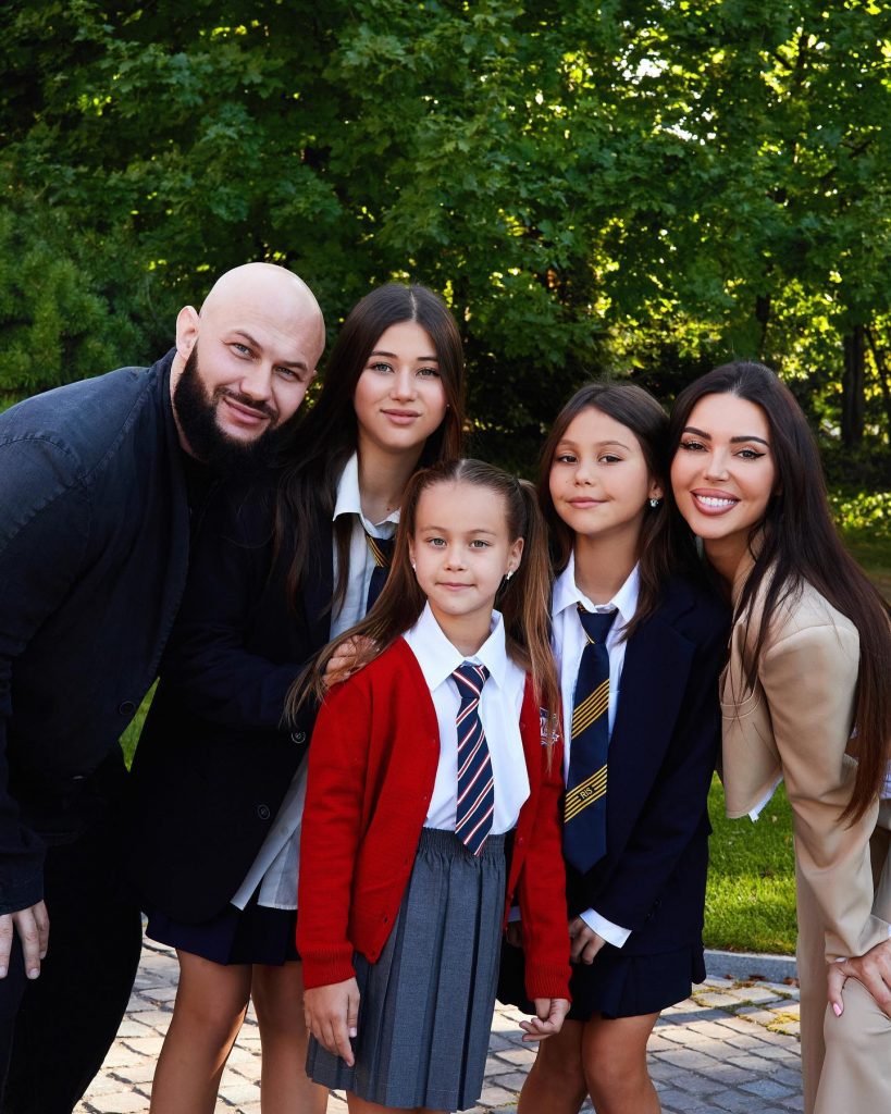 Dzhigan and Oksana Samoilova with children. Photo: social networks