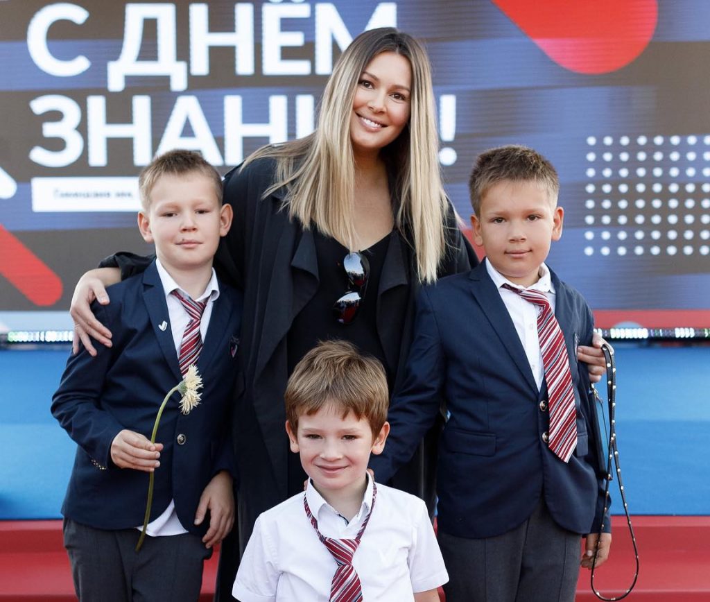 Мария Кожевникова с детьми. Фото: социальные сети