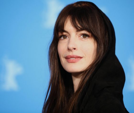 Энн Хэтэуэй и Клаудия Шиффер появились в одинаковых платьях. Кому образ идет больше