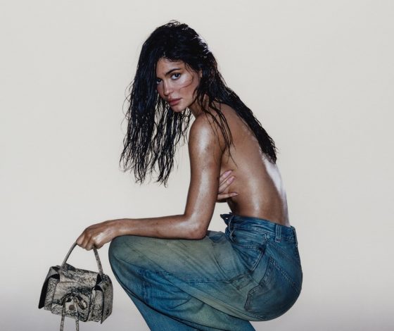 Куртка на голое тело и мокрые волосы: Кайли Дженнер снялась в новом кампейне
