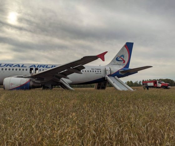 Герои дня: пилоты «Уральских авиалиний», смогли успешно совершить аварийную посадку в поле